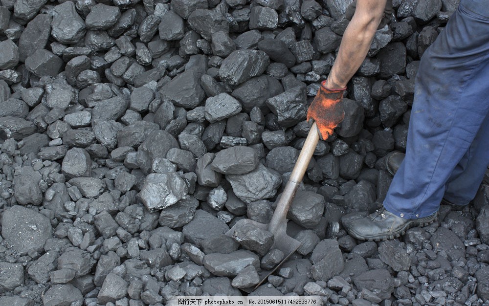 铲煤的煤矿工人图片